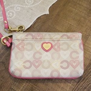 Adorable Coach wristlet❤